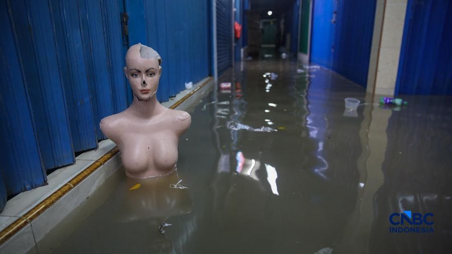 Pedagang menunggu pembeli saat banjir melanda Pasar Cipulir di Jakarta, Jumat (20/2/2026). (CNBC Indonesia/Faisal Rahman)