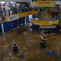 Pedagang menunggu pembeli saat banjir melanda Pasar Cipulir di Jakarta, Jumat (20/2/2026). (CNBC Indonesia/Faisal Rahman)