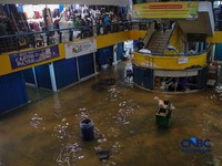 Pedagang menunggu pembeli saat banjir melanda Pasar Cipulir di Jakarta, Jumat (20/2/2026). (CNBC Indonesia/Faisal Rahman)