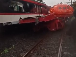 Penampakan KA Bandara Soetta Usai Serempetan dengan Truk di Poris Tangerang
