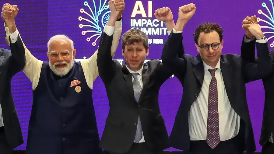 Perdana Menteri India Narendra Modi (kiri) berfoto bersama para pemimpin perusahaan AI termasuk CEO OpenAI Sam Altman (tengah) dan CEO Anthropic Dario Amodei (kanan) di AI Impact Summit di New Delhi pada 19 Februari 2026. (Ludovic Marin/Afp)