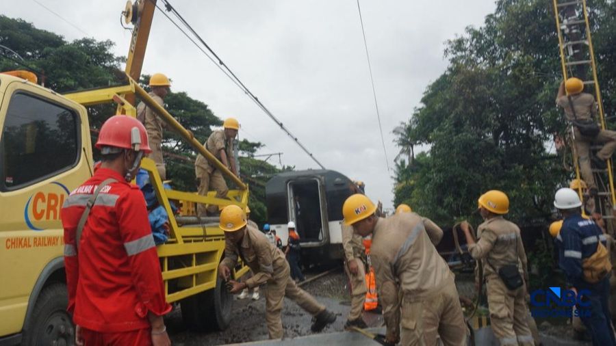 Petugas memeriksa kondisi rangkaian kereta api (KA) Bandara Soekarno-Hatta yang anjlok di Poris, Kota Tangerang, Banten, Jumat (20/2/2026). (CNBC Indonesia/Muhammad Sabki)