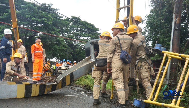Petugas memeriksa kondisi rangkaian kereta api (KA) Bandara Soekarno-Hatta yang anjlok di Poris, Kota Tangerang, Banten, Jumat (20/2/2026). (CNBC Indonesia/Muhammad Sabki)