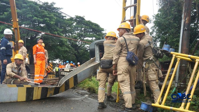 Petugas memeriksa kondisi rangkaian kereta api (KA) Bandara Soekarno-Hatta yang anjlok di Poris, Kota Tangerang, Banten, Jumat (20/2/2026). (CNBC Indonesia/Muhammad Sabki)