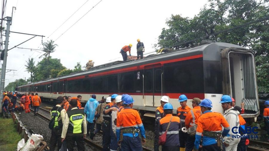 Petugas memeriksa kondisi rangkaian kereta api (KA) Bandara Soekarno-Hatta yang anjlok di Poris, Kota Tangerang, Banten, Jumat (20/2/2026). (CNBC Indonesia/Muhammad Sabki)