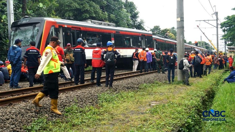 Petugas memeriksa kondisi rangkaian kereta api (KA) Bandara Soekarno-Hatta yang anjlok di Poris, Kota Tangerang, Banten, Jumat (20/2/2026). (CNBC Indonesia/Muhammad Sabki)
