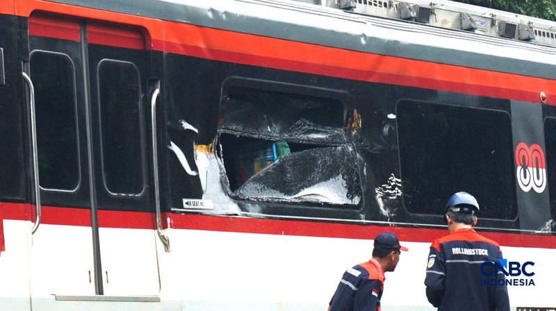 Petugas memeriksa kondisi rangkaian kereta api (KA) Bandara Soekarno-Hatta yang anjlok di Poris, Kota Tangerang, Banten, Jumat (20/2/2026). (CNBC Indonesia/Muhammad Sabki)