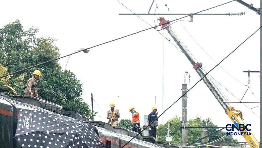 Petugas memeriksa kondisi rangkaian kereta api (KA) Bandara Soekarno-Hatta yang anjlok di Poris, Kota Tangerang, Banten, Jumat (20/2/2026). (CNBC Indonesia/Muhammad Sabki)