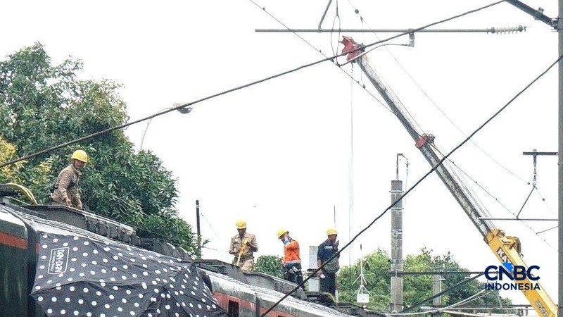 Petugas memeriksa kondisi rangkaian kereta api (KA) Bandara Soekarno-Hatta yang anjlok di Poris, Kota Tangerang, Banten, Jumat (20/2/2026). (CNBC Indonesia/Muhammad Sabki)