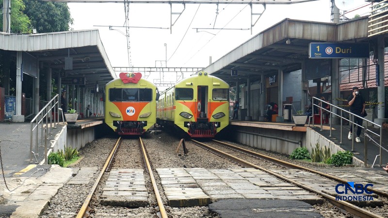 Petugas memeriksa kondisi rangkaian kereta api (KA) Bandara Soekarno-Hatta yang anjlok di Poris, Kota Tangerang, Banten, Jumat (20/2/2026). (CNBC Indonesia/Muhammad Sabki)