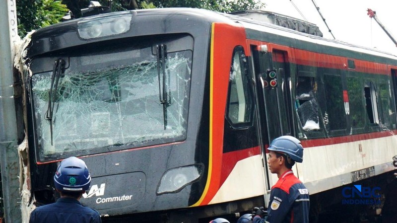 Petugas memeriksa kondisi rangkaian kereta api (KA) Bandara Soekarno-Hatta yang anjlok di Poris, Kota Tangerang, Banten, Jumat (20/2/2026). (CNBC Indonesia/Muhammad Sabki)