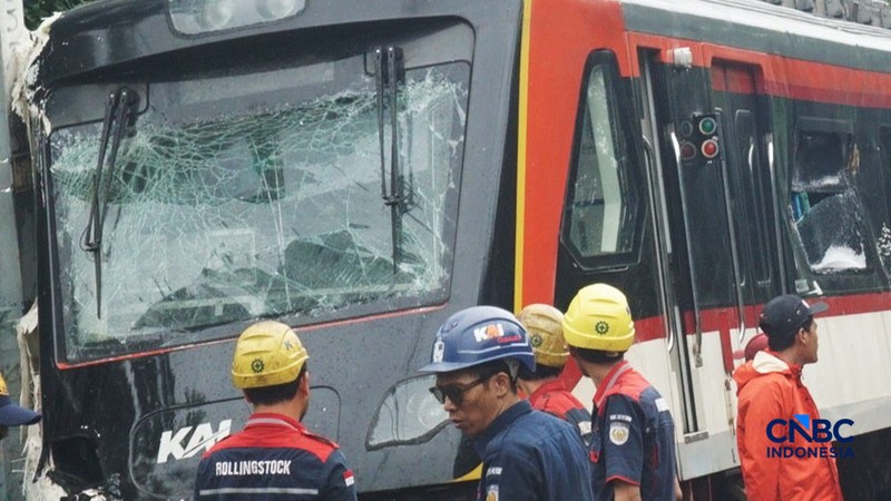 Petugas memeriksa kondisi rangkaian kereta api (KA) Bandara Soekarno-Hatta yang anjlok di Poris, Kota Tangerang, Banten, Jumat (20/2/2026). (CNBC Indonesia/Muhammad Sabki)