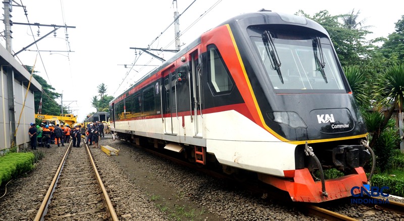 Petugas memeriksa kondisi rangkaian kereta api (KA) Bandara Soekarno-Hatta yang anjlok di Poris, Kota Tangerang, Banten, Jumat (20/2/2026). (CNBC Indonesia/Muhammad Sabki)