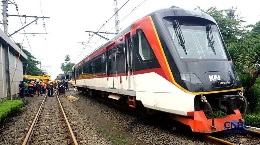 Petugas memeriksa kondisi rangkaian kereta api (KA) Bandara Soekarno-Hatta yang anjlok di Poris, Kota Tangerang, Banten, Jumat (20/2/2026). (CNBC Indonesia/Muhammad Sabki)