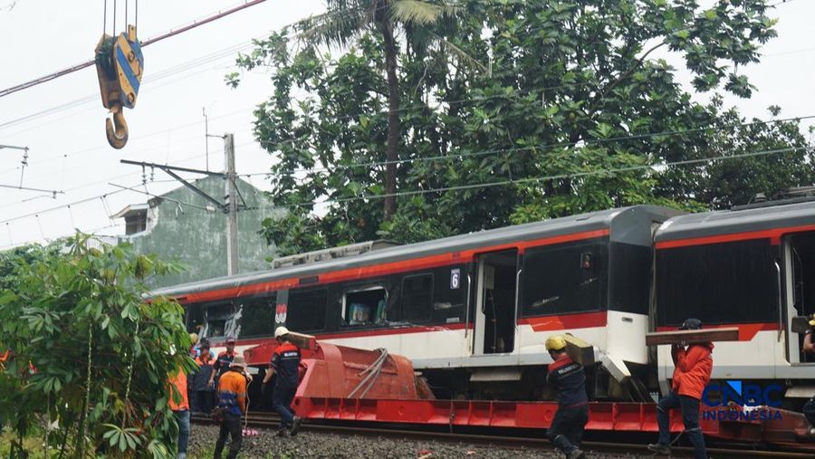 Petugas memeriksa kondisi rangkaian kereta api (KA) Bandara Soekarno-Hatta yang anjlok di Poris, Kota Tangerang, Banten, Jumat (20/2/2026). (CNBC Indonesia/Muhammad Sabki)