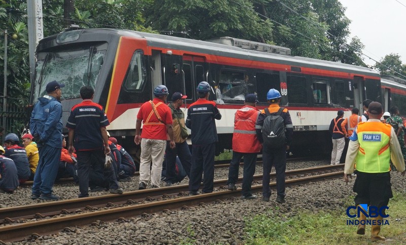 Petugas memeriksa kondisi rangkaian kereta api (KA) Bandara Soekarno-Hatta yang anjlok di Poris, Kota Tangerang, Banten, Jumat (20/2/2026). (CNBC Indonesia/Muhammad Sabki)