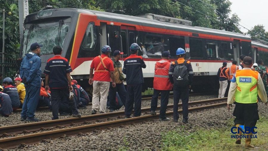 Petugas memeriksa kondisi rangkaian kereta api (KA) Bandara Soekarno-Hatta yang anjlok di Poris, Kota Tangerang, Banten, Jumat (20/2/2026). (CNBC Indonesia/Muhammad Sabki)