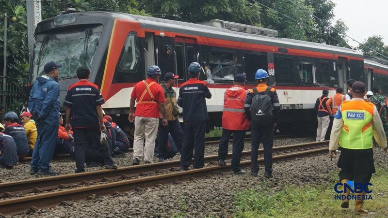 Petugas memeriksa kondisi rangkaian kereta api (KA) Bandara Soekarno-Hatta yang anjlok di Poris, Kota Tangerang, Banten, Jumat (20/2/2026). (CNBC Indonesia/Muhammad Sabki)