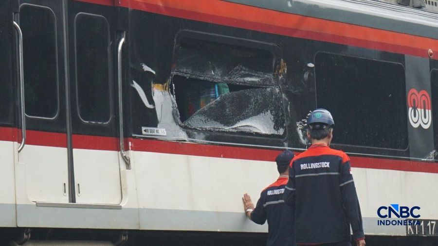 Petugas memeriksa kondisi rangkaian kereta api (KA) Bandara Soekarno-Hatta yang anjlok di Poris, Kota Tangerang, Banten, Jumat (20/2/2026). (CNBC Indonesia/Muhammad Sabki)