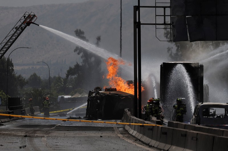 Sebuah tayangan drone menunjukkan petugas pemadam kebakaran bekerja di lokasi ledakan mematikan, menurut media lokal, di Santiago, Chili, 19 Februari 2026. (REUTERS/Pablo Sanhueza)