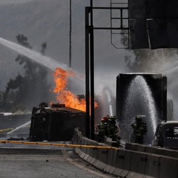 Potret Kecelakaan Maut Truk Gas Meledak di Tol, 50 Kendaraan Rusak