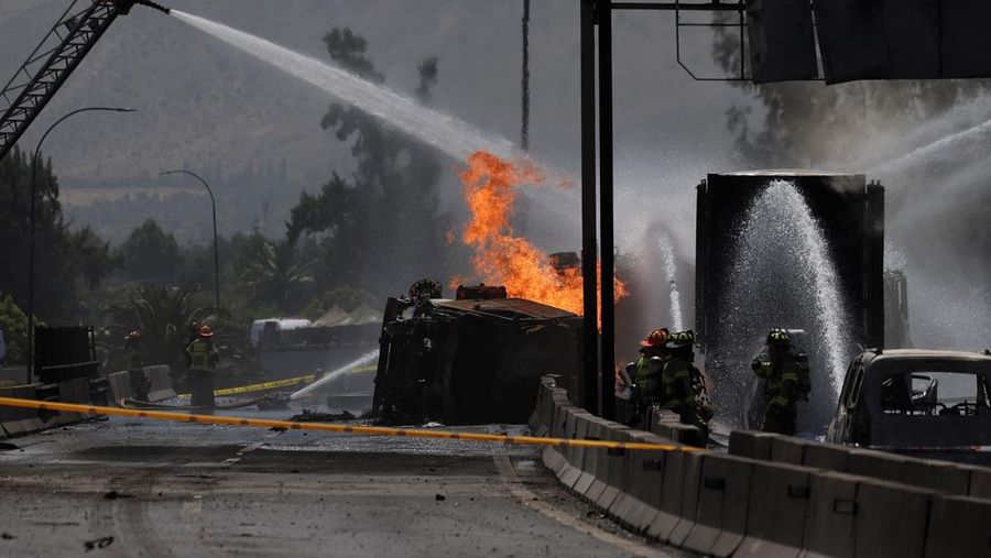 Sebuah tayangan drone menunjukkan petugas pemadam kebakaran bekerja di lokasi ledakan mematikan, menurut media lokal, di Santiago, Chili, 19 Februari 2026. (REUTERS/Pablo Sanhueza)