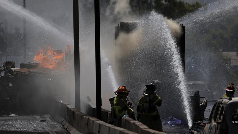 Sebuah tayangan drone menunjukkan petugas pemadam kebakaran bekerja di lokasi ledakan mematikan, menurut media lokal, di Santiago, Chili, 19 Februari 2026. (REUTERS/Pablo Sanhueza)