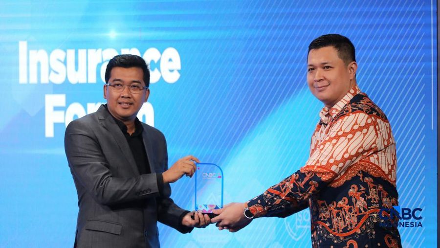 Plt. Direktur Utama PT BNI Life Insurance, Agung Turanto Sunarno menerima penghargaan Best Unit-Linked Investment Performance di sela acara Insurance Forum 2026 di Jakarta, Jumat (20/2/2026). (CNBC Indonesia/Faisal Rahman)