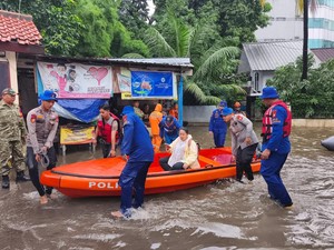 Terjang Banjir Kebon Pala, Polisi Bantu Warga hendak Bekerja Naik Perahu