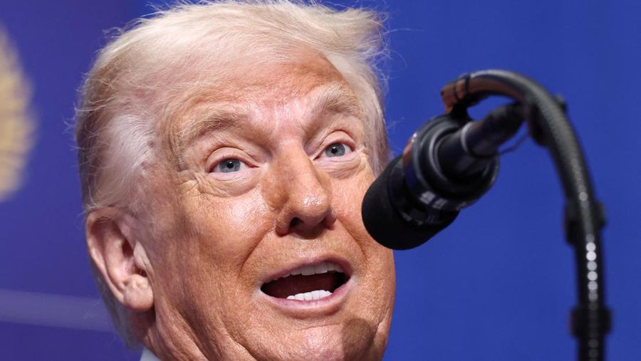 Presiden AS Donald Trump berdiri bersama para pemimpin dunia yang berpartisipasi dalam pertemuan perdana Dewan Perdamaian di Institut Perdamaian AS di Washington, D.C., AS, 19 Februari 2026. (REUTERS/Kevin Lamarque)