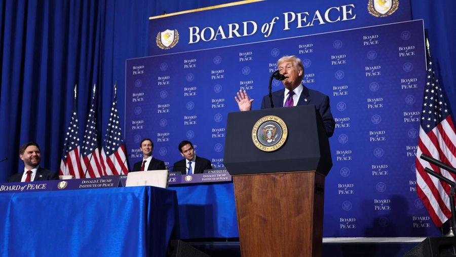 Presiden AS Donald Trump berdiri bersama para pemimpin dunia yang berpartisipasi dalam pertemuan perdana Dewan Perdamaian di Institut Perdamaian AS di Washington, D.C., AS, 19 Februari 2026. (REUTERS/Kevin Lamarque)