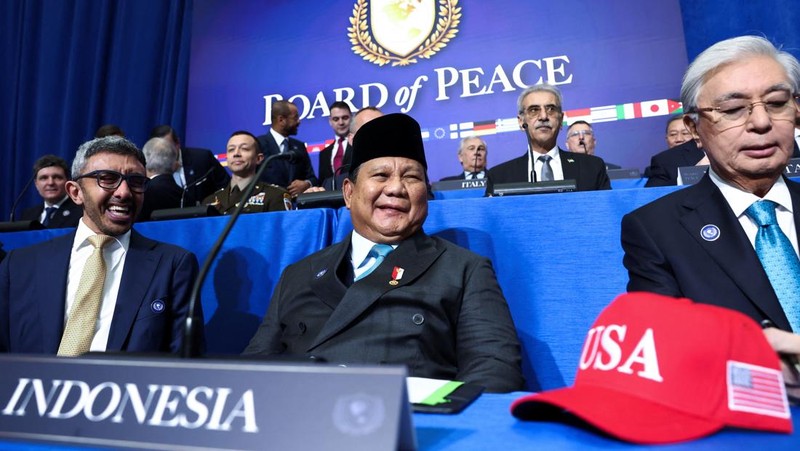 Presiden AS Donald Trump berdiri bersama para pemimpin dunia yang berpartisipasi dalam pertemuan perdana Dewan Perdamaian di Institut Perdamaian AS di Washington, D.C., AS, 19 Februari 2026. (REUTERS/Kevin Lamarque)