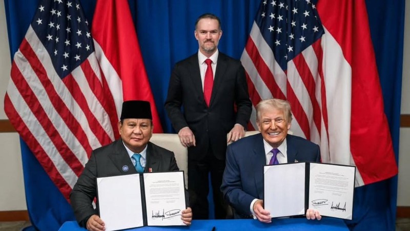 Presiden Prabowo Subianto dan Presiden AS Donald Trump resmi menandatangani tarif perdagangan resiprokal kedua negara. Salah satu isinya ialah mengenakan tarif dagang 0% untuk sejumlah produk, Kamis (19/2/2026). (Dok. Media Sosial Sekretariat Kabinet)