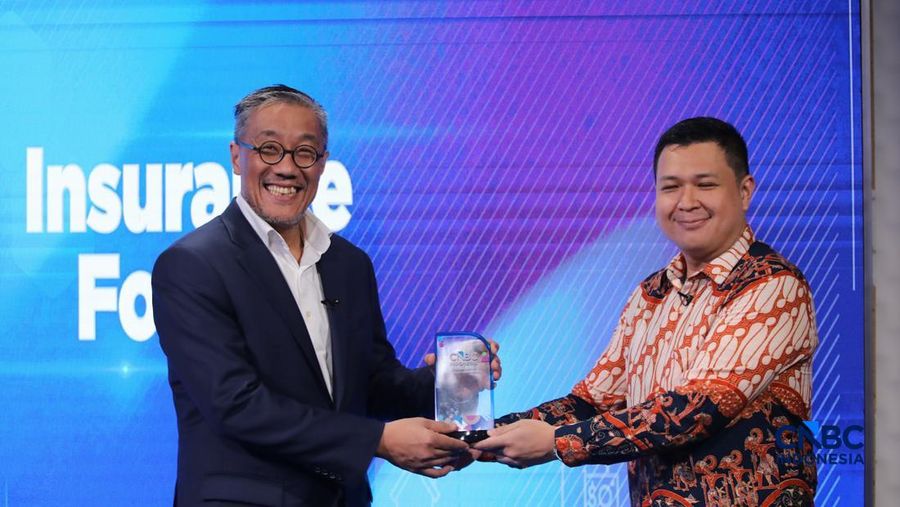 President Director & CEO PT Asuransi Jiwa Sequis Life, Ted Margono menerima penghargaan Best Unit-Linked Investment Performance di sela acara Insurance Forum 2026 di Jakarta, Jumat (20/2/2026). (CNBC Indonesia/Faisal Rahman)