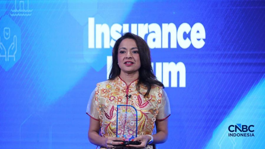 President Director PT AXA Financial Indonesia, Niharika Yadav menerima penghargaan Best Unit-Linked Investment Performance di sela acara Insurance Forum 2026 di Jakarta, Jumat (20/2/2026). (CNBC Indonesia/Faisal Rahman)