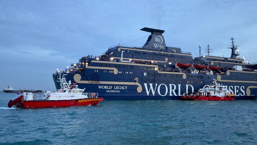 Sebuah video merekam detik-detik penumpang dievakuasi saat kapal Pesiar world Legacy terbakar. (Tangkapan Layar Video Tiktok/QUVNH.SG)