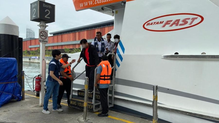 Sebuah video merekam detik-detik penumpang dievakuasi saat kapal Pesiar world Legacy terbakar. (Tangkapan Layar Video Tiktok/QUVNH.SG)