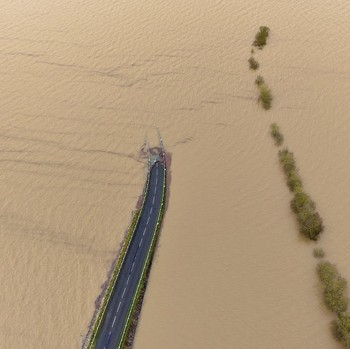 36 Hari Hujan Ekstrem, Banjir Dahsyat Kepung Kota-Jalan Putus Total