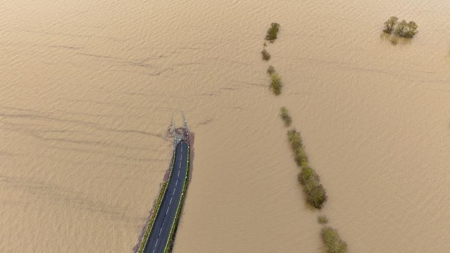 36 Hari Hujan Ekstrem, Banjir Dahsyat Kepung Kota-Jalan Putus Total