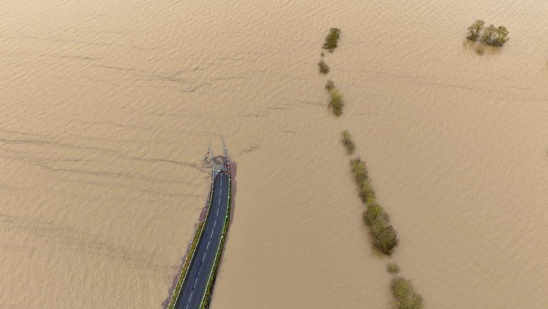 Foto udara yang diambil pada Kamis (19/2/2026) memperlihatkan hamparan lahan pertanian dan permukiman warga terendam banjir di antara kota Agen dan La R&eacute;ole, Prancis barat daya. (Tangkapan Layar Video Reuters/SECURITE CIVILE)