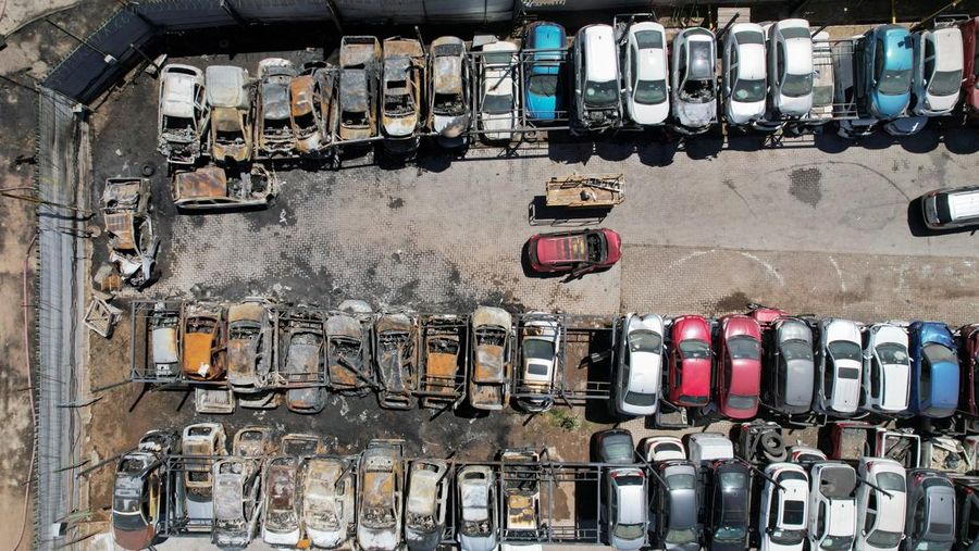 Sebuah tayangan drone menunjukkan petugas pemadam kebakaran bekerja di lokasi ledakan mematikan, menurut media lokal, di Santiago, Chili, 19 Februari 2026. (REUTERS/Pablo Sanhueza)