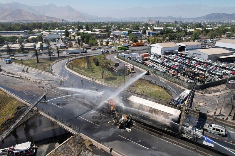 Sebuah tayangan drone menunjukkan petugas pemadam kebakaran bekerja di lokasi ledakan mematikan, menurut media lokal, di Santiago, Chili, 19 Februari 2026. (REUTERS/Pablo Sanhueza)