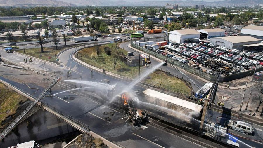 Sebuah tayangan drone menunjukkan petugas pemadam kebakaran bekerja di lokasi ledakan mematikan, menurut media lokal, di Santiago, Chili, 19 Februari 2026. (REUTERS/Pablo Sanhueza)