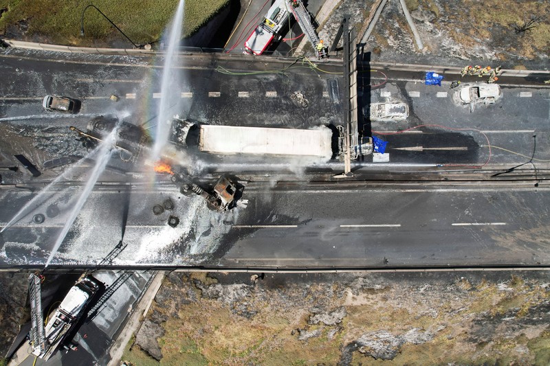 Sebuah tayangan drone menunjukkan petugas pemadam kebakaran bekerja di lokasi ledakan mematikan, menurut media lokal, di Santiago, Chili, 19 Februari 2026. (REUTERS/Pablo Sanhueza)