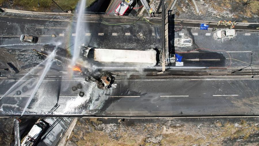 Sebuah tayangan drone menunjukkan petugas pemadam kebakaran bekerja di lokasi ledakan mematikan, menurut media lokal, di Santiago, Chili, 19 Februari 2026. (REUTERS/Pablo Sanhueza)