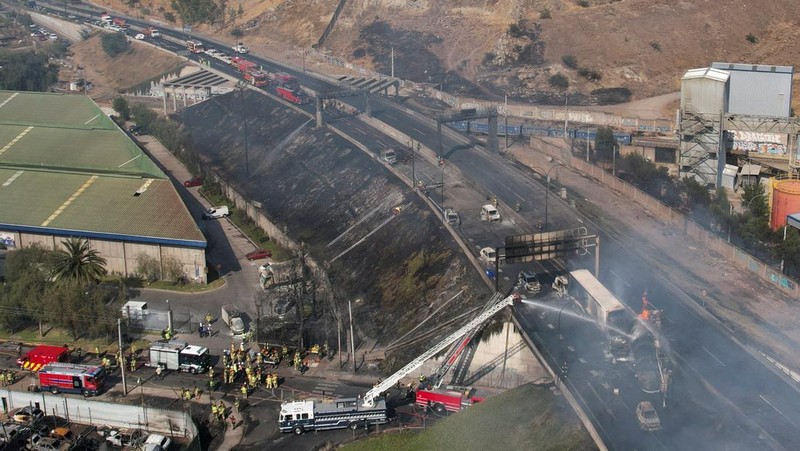 Sebuah tayangan drone menunjukkan petugas pemadam kebakaran bekerja di lokasi ledakan mematikan, menurut media lokal, di Santiago, Chili, 19 Februari 2026. (REUTERS/Pablo Sanhueza)