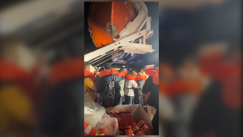 Sebuah video merekam detik-detik penumpang dievakuasi saat kapal Pesiar world Legacy terbakar. (Tangkapan Layar Video Tiktok/QUVNH.SG)