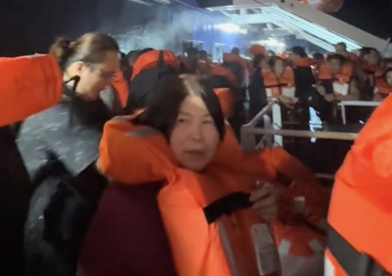 Sebuah video merekam detik-detik penumpang dievakuasi saat kapal Pesiar world Legacy terbakar. (Tangkapan Layar Video Tiktok/QUVNH.SG)