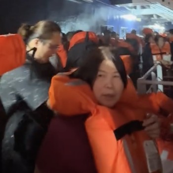 Detik-Detik Evakuasi Kapal Pesiar Mewah Terbakar, WNI Jadi Korban