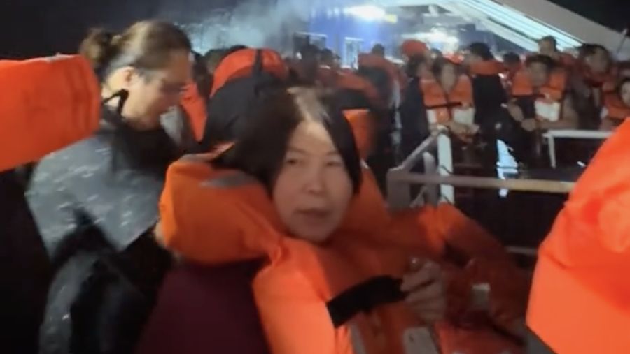 Sebuah video merekam detik-detik penumpang dievakuasi saat kapal Pesiar world Legacy terbakar. (Tangkapan Layar Video Tiktok/QUVNH.SG)